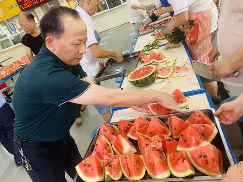 彝族技师吃瓜,吃瓜也能吃出匠心独运