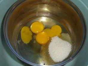 美女吃哈密瓜蛋糕,美女品尝哈密瓜蛋糕，甜蜜瞬间定格